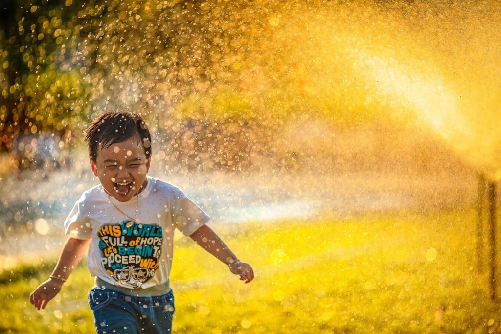 一个男孩在雨中嬉戏